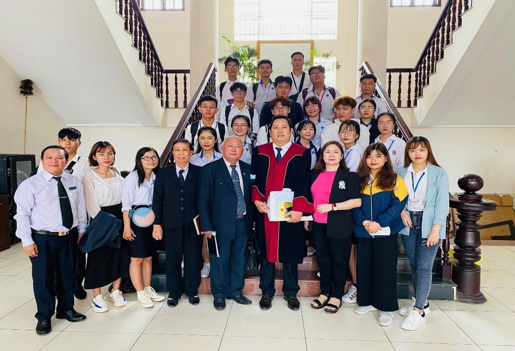 Sinh viên Luật kinh tế HUFI kiến tập, tham quan tại Tòa án nhân dân huyện Bình Chánh